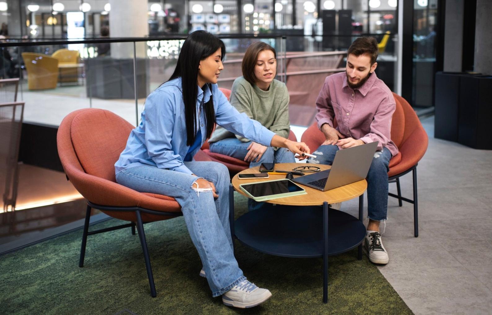 Étudiants internationaux travaillant ensemble sur des projets financiers